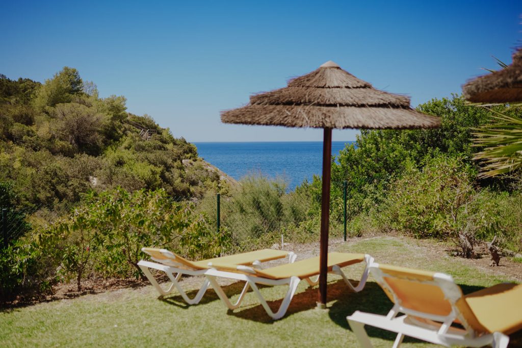 Rocha Brava Resort - Jardim e piscina vista mar