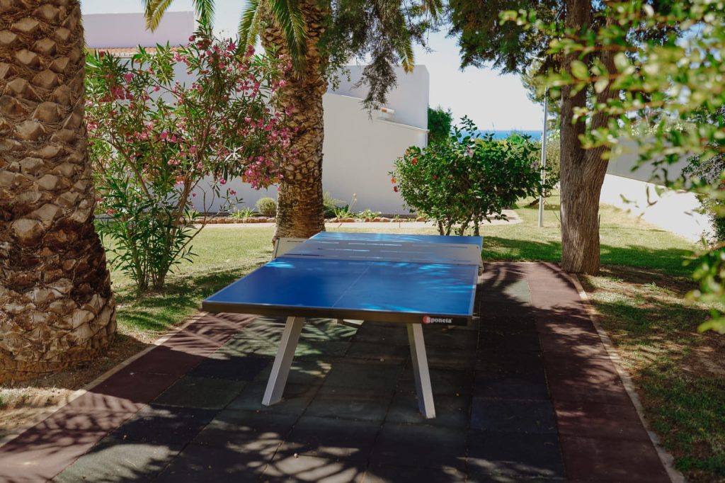 Rocha Brava Resort - Mesa ping-pong exterior