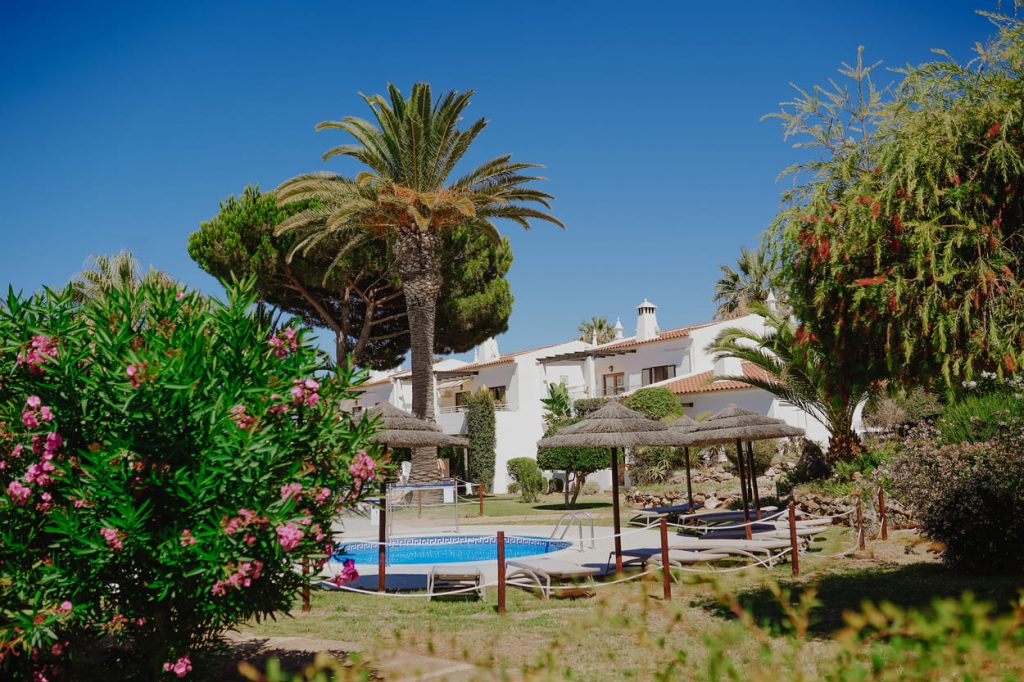 Rocha Brava Resort - Jardins e piscina exterior