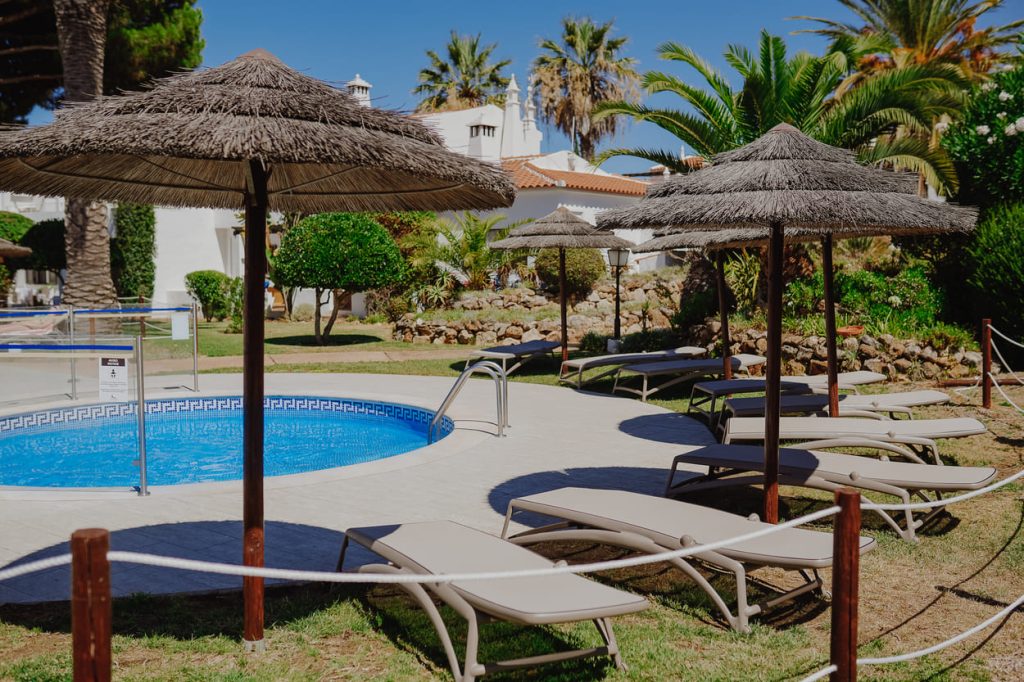 Rocha Brava Resort - Jardins e piscina exterior