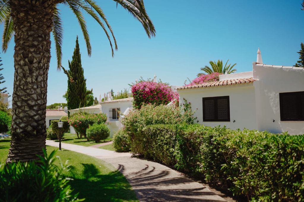 Rocha Brava Resort - Jardins exterior alojamentos