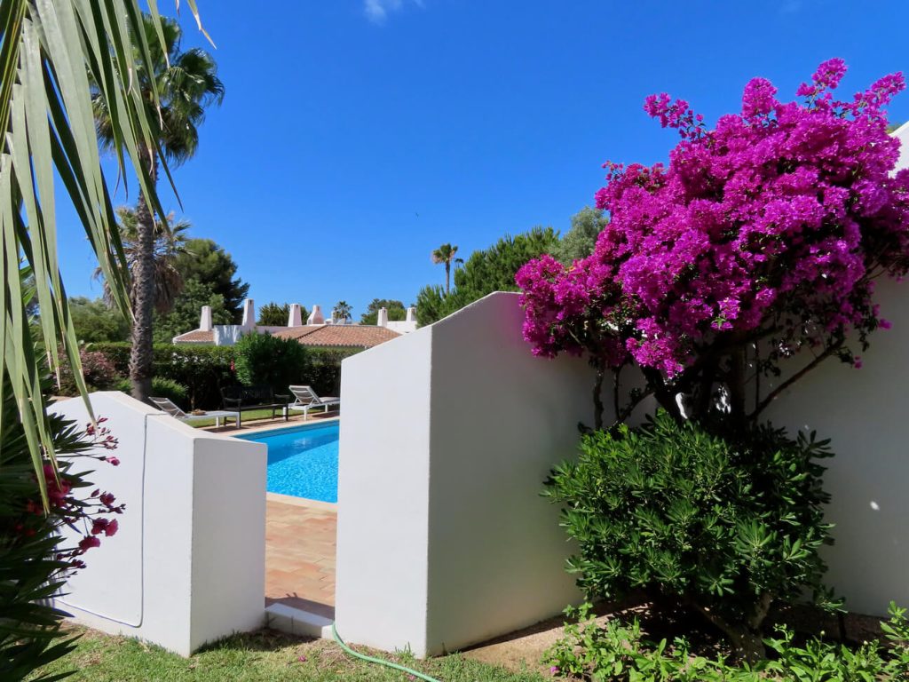 Vila EMRICI - Jardim e piscina